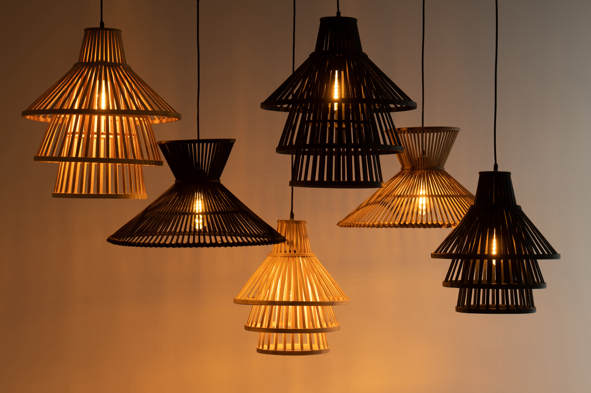 Lampe suspendue en couches de bambou naturel de taille moyenne. – Image 4