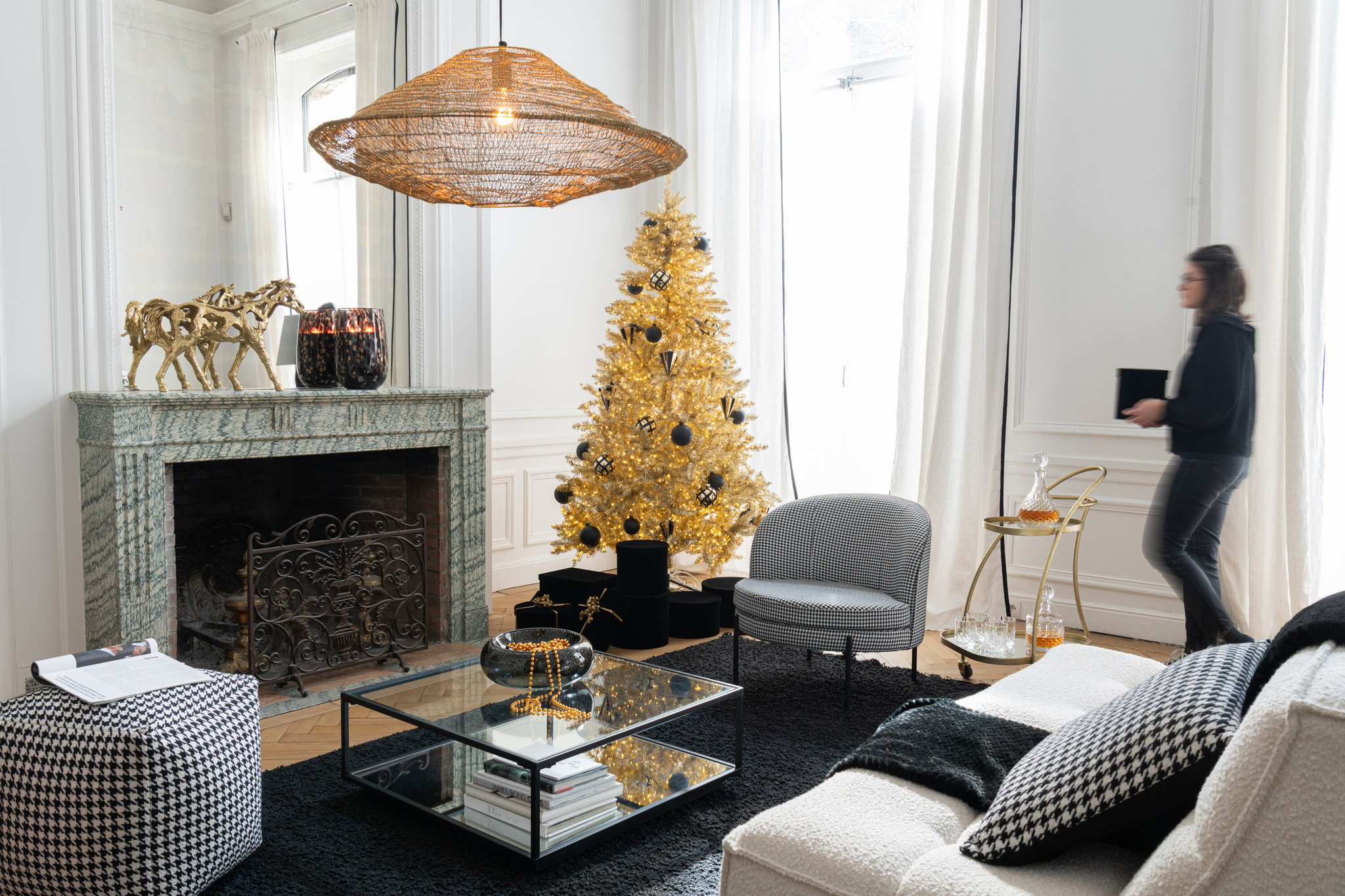 Fauteuil pied-de-poule en fer noir et blanc
